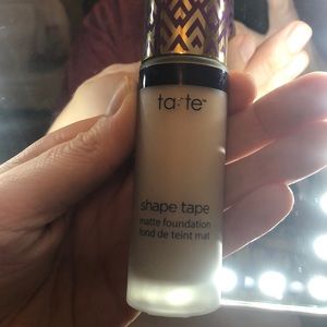 Shape tape matte foundation
